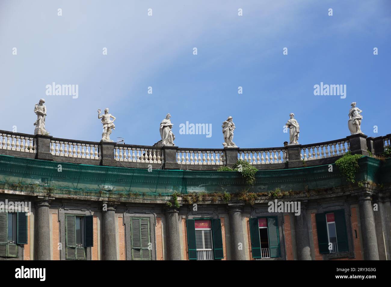 Neapel, Italien, 13. Juni 2023. Weiße Marmorstatuen auf der Oberseite des Gebäudes auf dem Dante-Platz in Neapel Italien Stockfoto