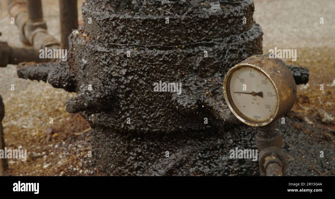 Manometerbaugruppe der Durchflussleitung an einem Hydraulikölheber. Stockfoto