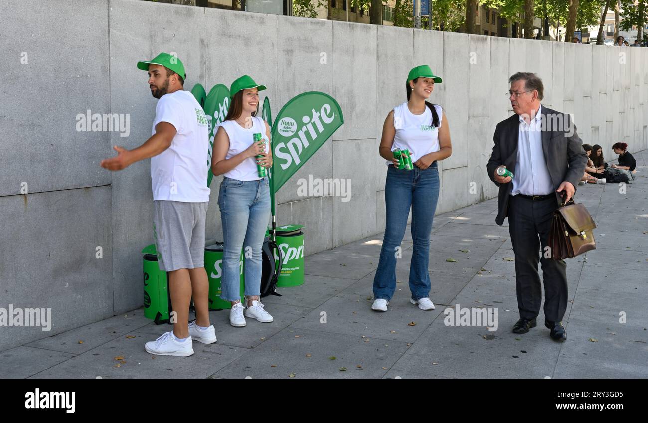 Baumenschen verteilen kostenlose Produktwerbung, Beispieldosen mit Sprit Softdrink vor der U-Bahn-Station Trindade, Porto, Portugal Stockfoto