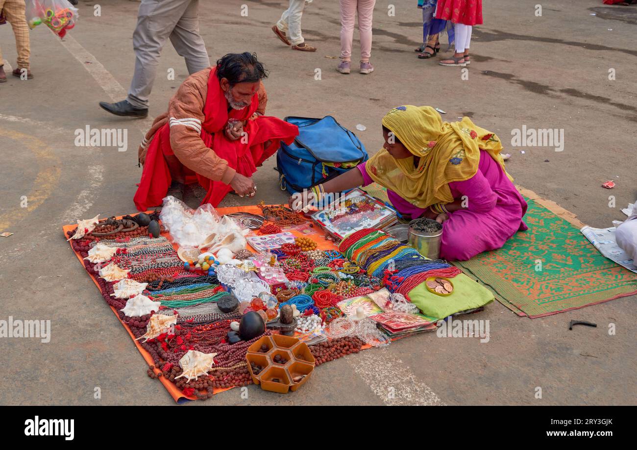 Sadhu kauft heilige Rudraksha Perlen von einem Schmuckkäufer Stockfoto