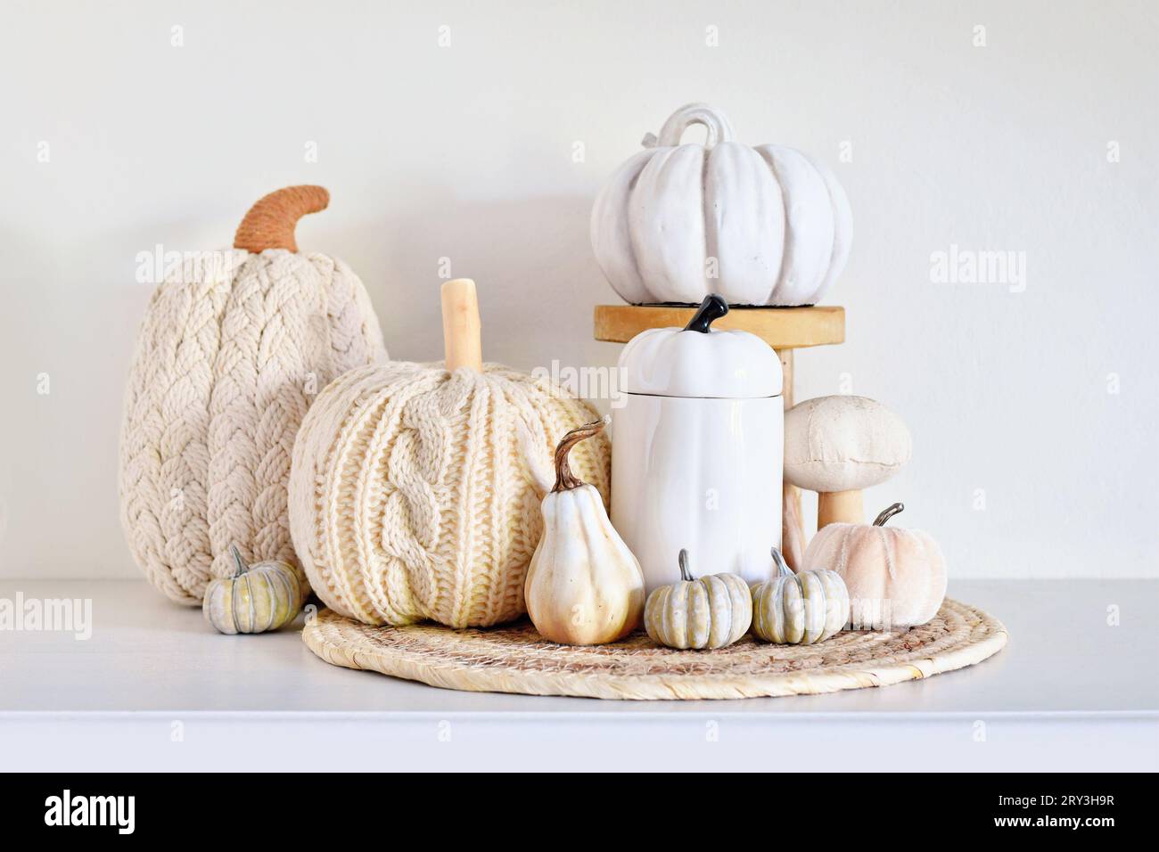 Herbstdekoration mit Kürbissen, Kerzen und getrockneten Blumen in natürlichen Erdfarben Stockfoto