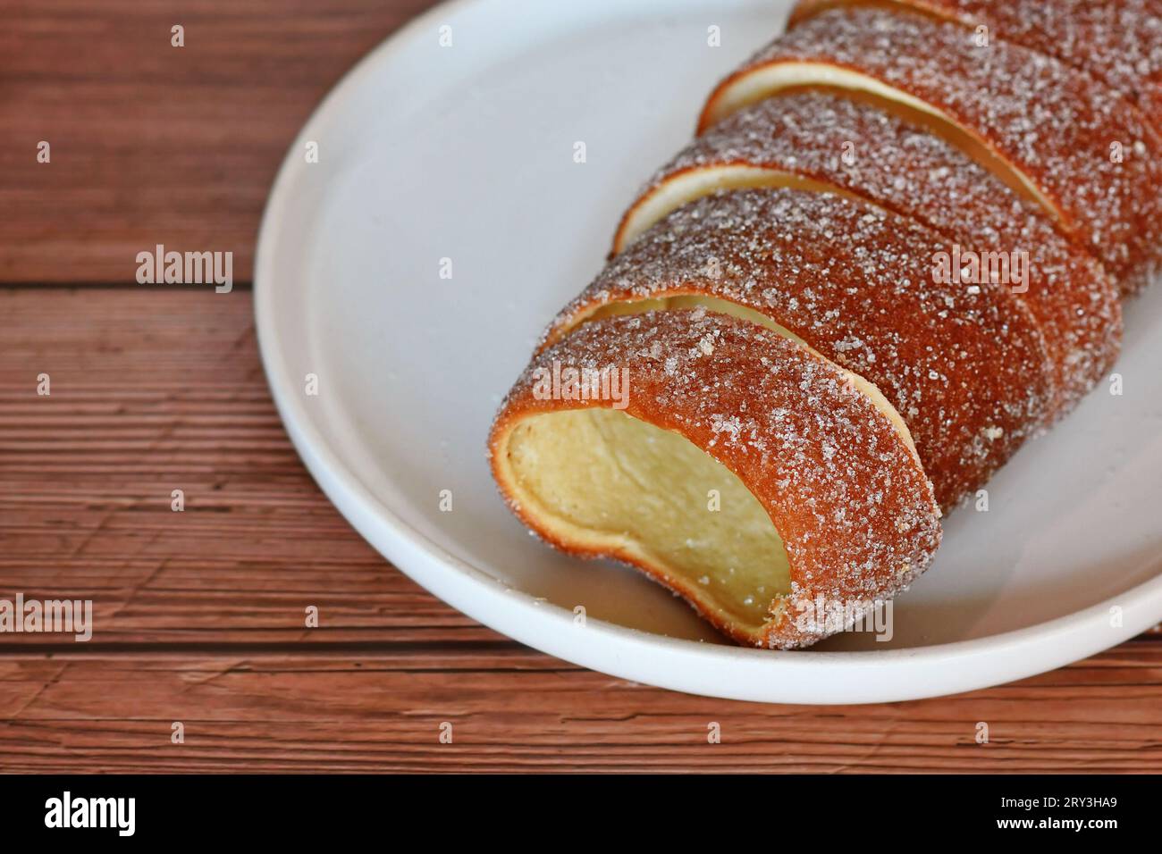 Nahaufnahme von „Kurtoskalacs“, einem Spießkuchen mit Zucker aus Ungarn und Rumänien aus süßen Hefeteig-Streifen Stockfoto