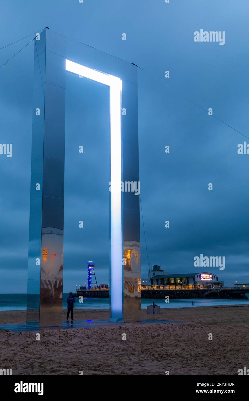 Bournemouth, Dorset, Großbritannien. 28. September 2023. Portal von Lucid Creations erscheint am Strand von Bournemouth als Teil des Arts by the Sea Festivals. Der 15 Meter hohe, beleuchtete Bogengang ist mit sich verschiebenden Lichtern gesäumt, die eine faszinierende und ätherische Ausstellung schaffen, in der Besucher durch den Bogengang gehen können, der von Lichtern gesäumt ist, die leuchten und Displays schaffen. Quelle: Carolyn Jenkins/Alamy Live News Stockfoto