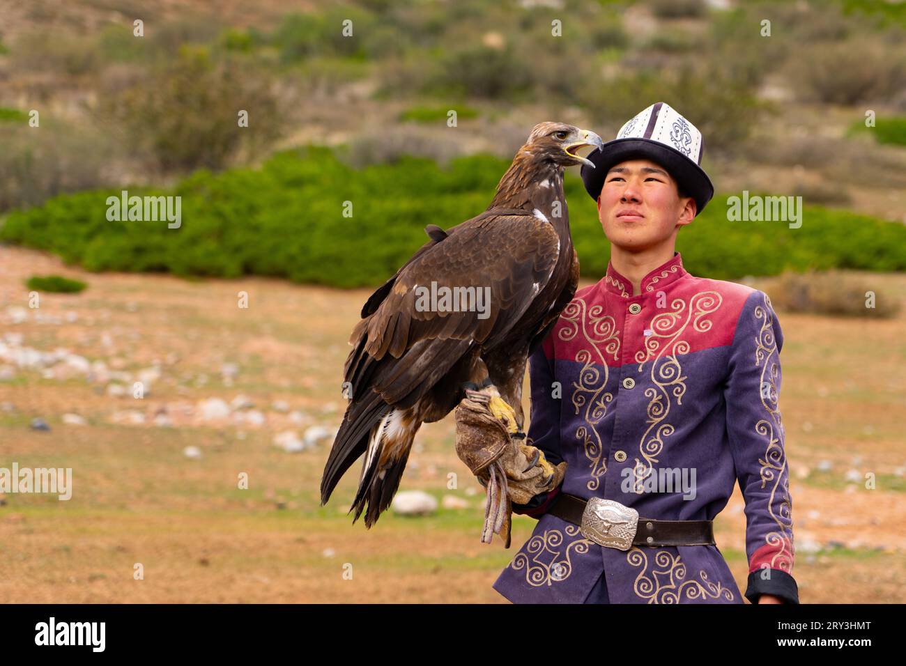 Jäger mit seinem Golgen Adler in Kirgisistan. Stockfoto