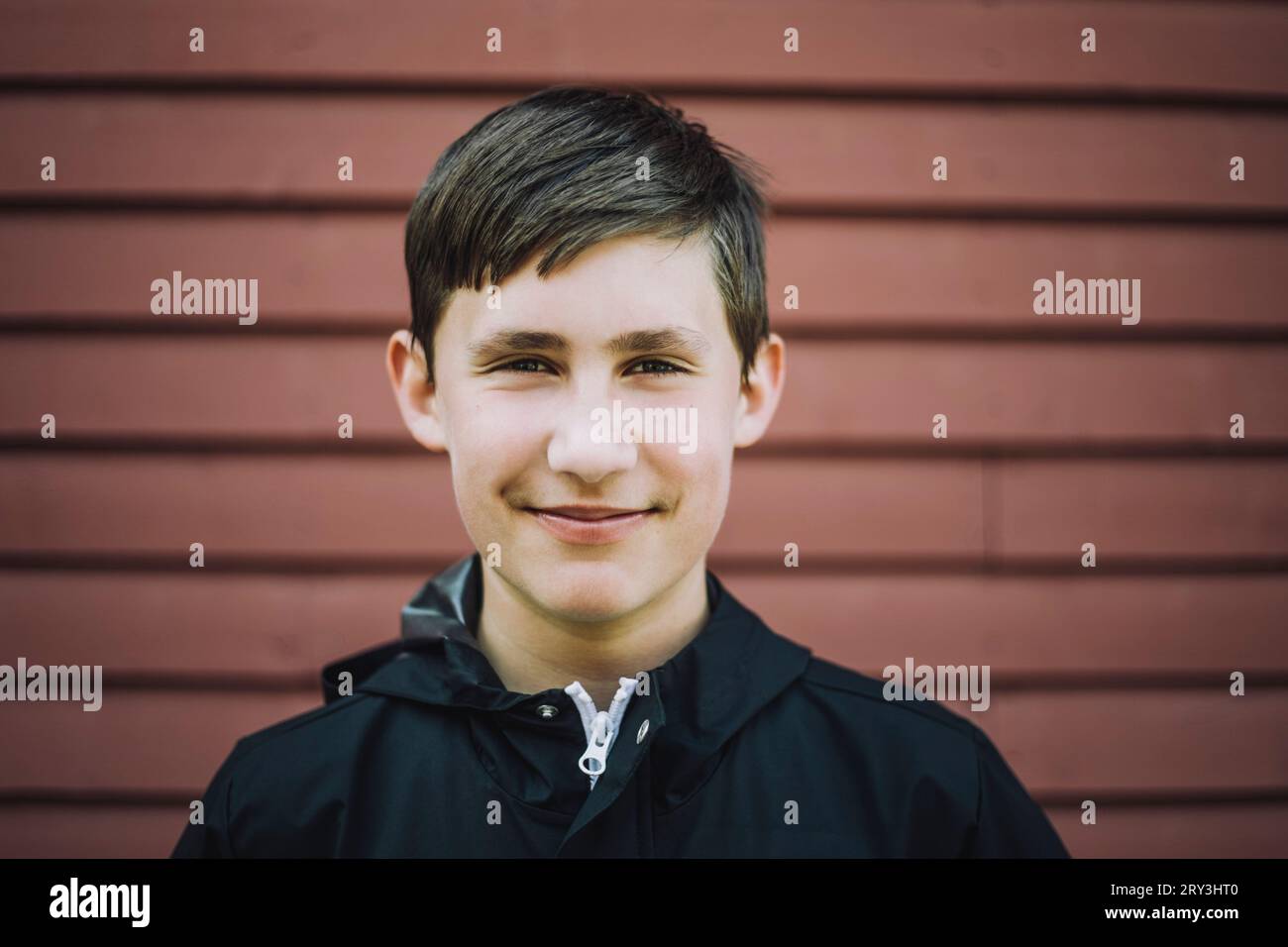 Porträt eines lächelnden Jungen mit braunen Haaren Stockfoto