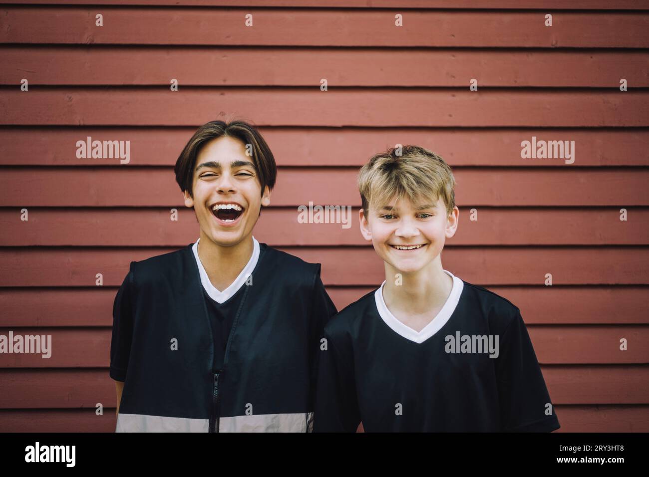 Porträt glücklicher Jungs vor brauner Wand Stockfoto