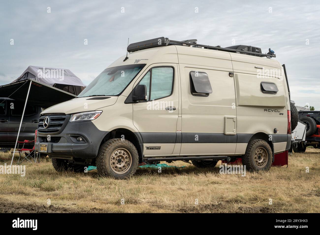 Loveland, CO, USA - 26. August 2023: Winnebago Revel Camper van in a busy campground. Stockfoto