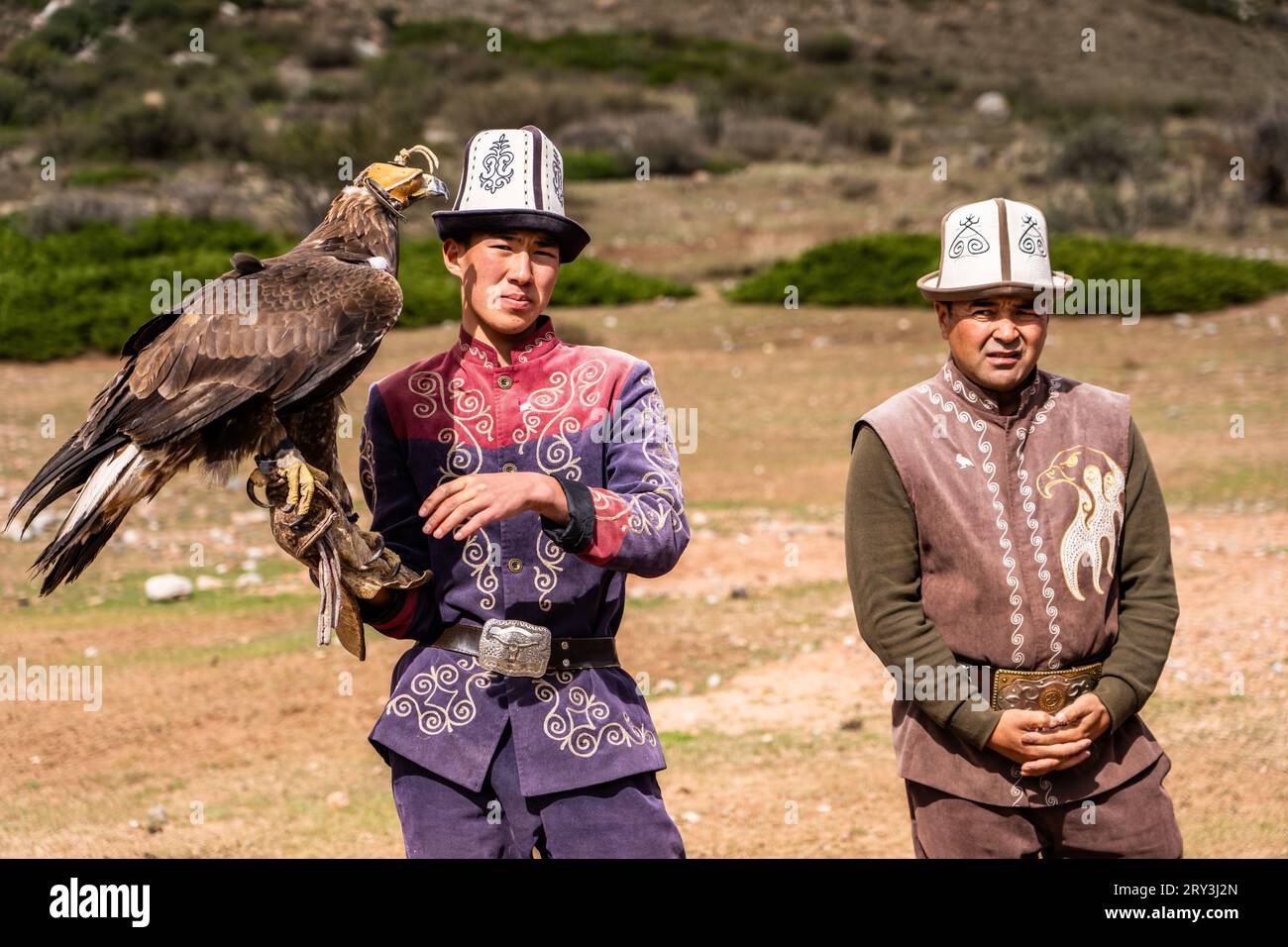 Jäger mit seinem Golgen Adler in Kirgisistan. Stockfoto