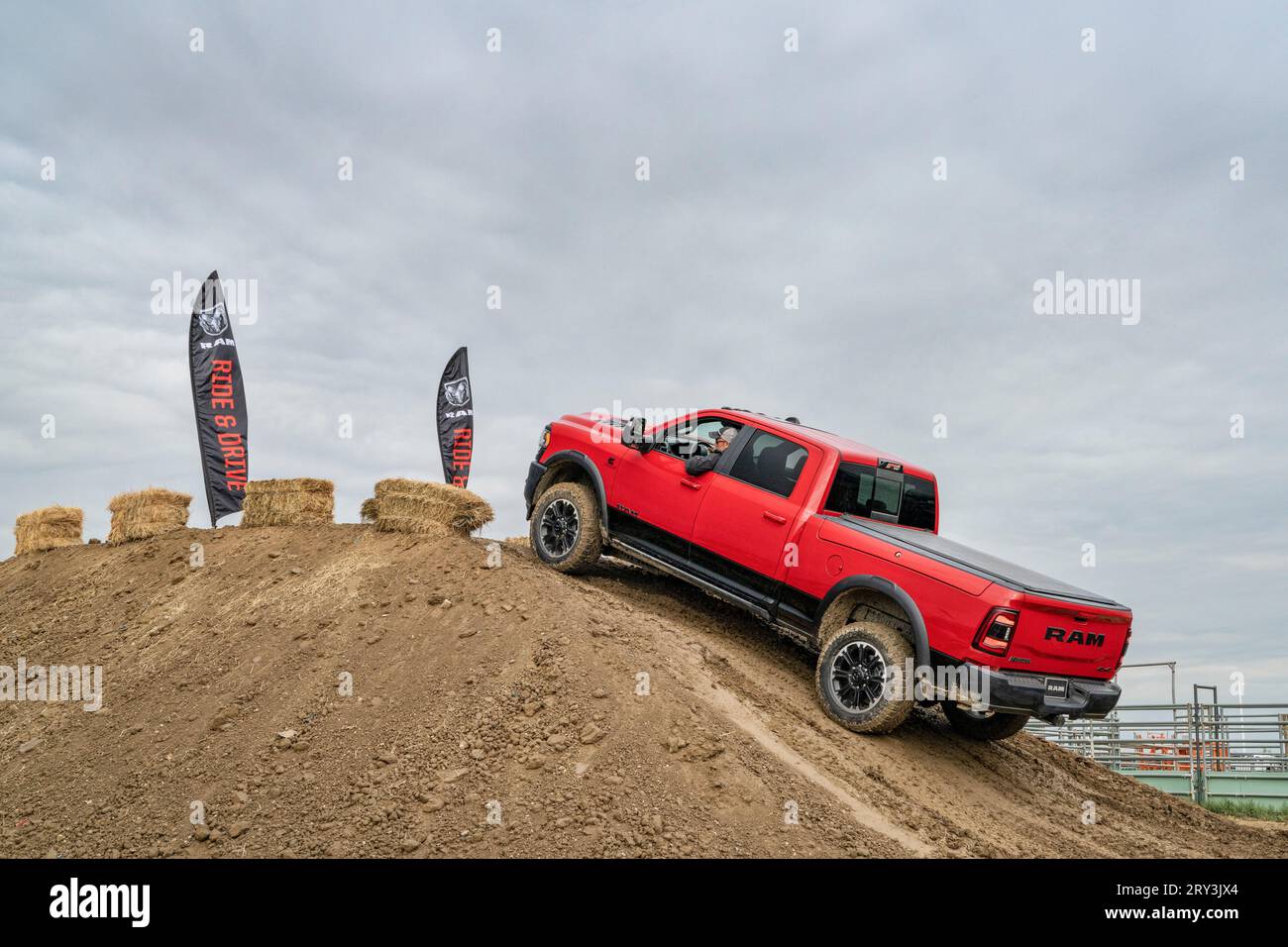 Loveland, CO, USA - 26. August 2023: RAM Rebel Truck auf einem schlammigen Trainingskurs im Gelände. Stockfoto