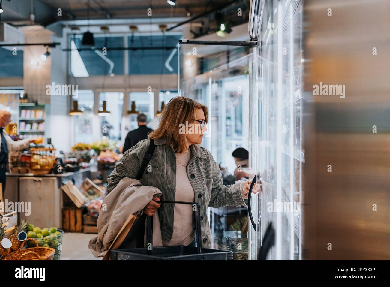 Eine Seniorin kauft Lebensmittel im Supermarkt Stockfoto