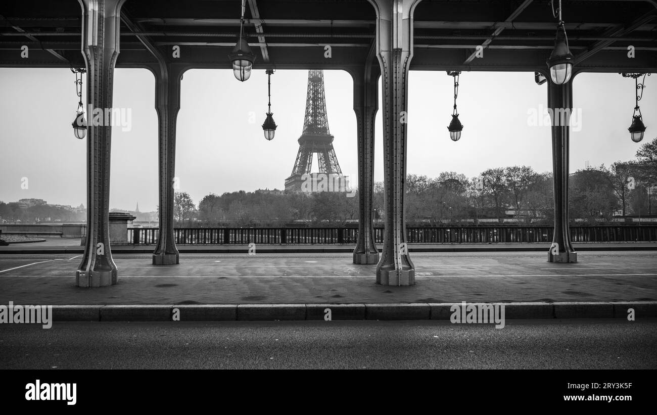 Blick auf den Eiffelturm von der Bir-Hakeim-Brücke am sonnigen Morgen. Paris, Frankreich. Schwarzweißbild. Stockfoto