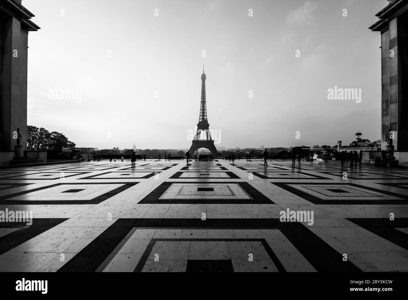 Eiffelturm, Französisch: Eiffelturm, Silhouette bei Sonnenaufgang. Blick vom Trocadero-Platz mit geometrischem Marmorpflaster. Paris, Frankreich. Schwarzweißfotografie. Stockfoto