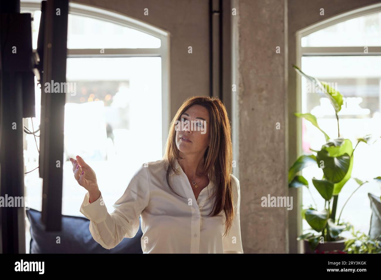 Selbstbewusste Geschäftsfrau beim Arbeiten im kreativen Büro Stockfoto