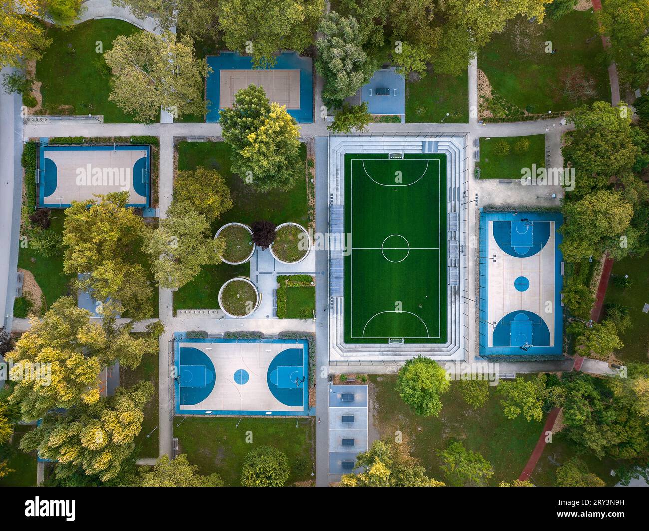 Sportplätze in einem Park aus der Vogelperspektive. Luftbild von Foutball, Basketballfeldern und Tischtennisplatten. Vogelperspektive auf einen Freizeitpark. Stockfoto