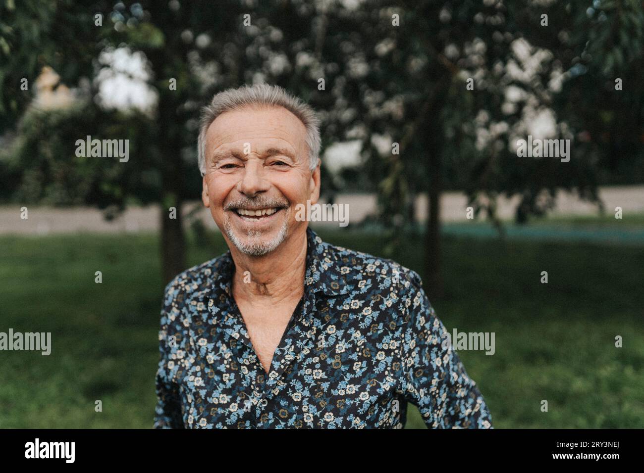 Porträt eines glücklichen Seniorenmannes im Park Stockfoto
