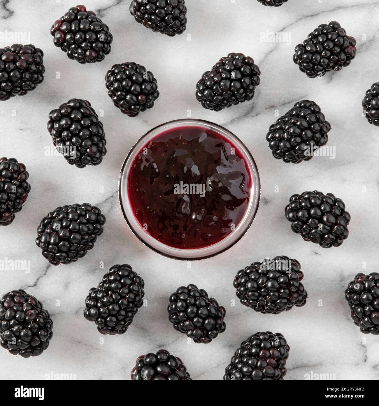 Hausgemachte Brombeeren und Marmelade auf weißem Marmor Stockfoto