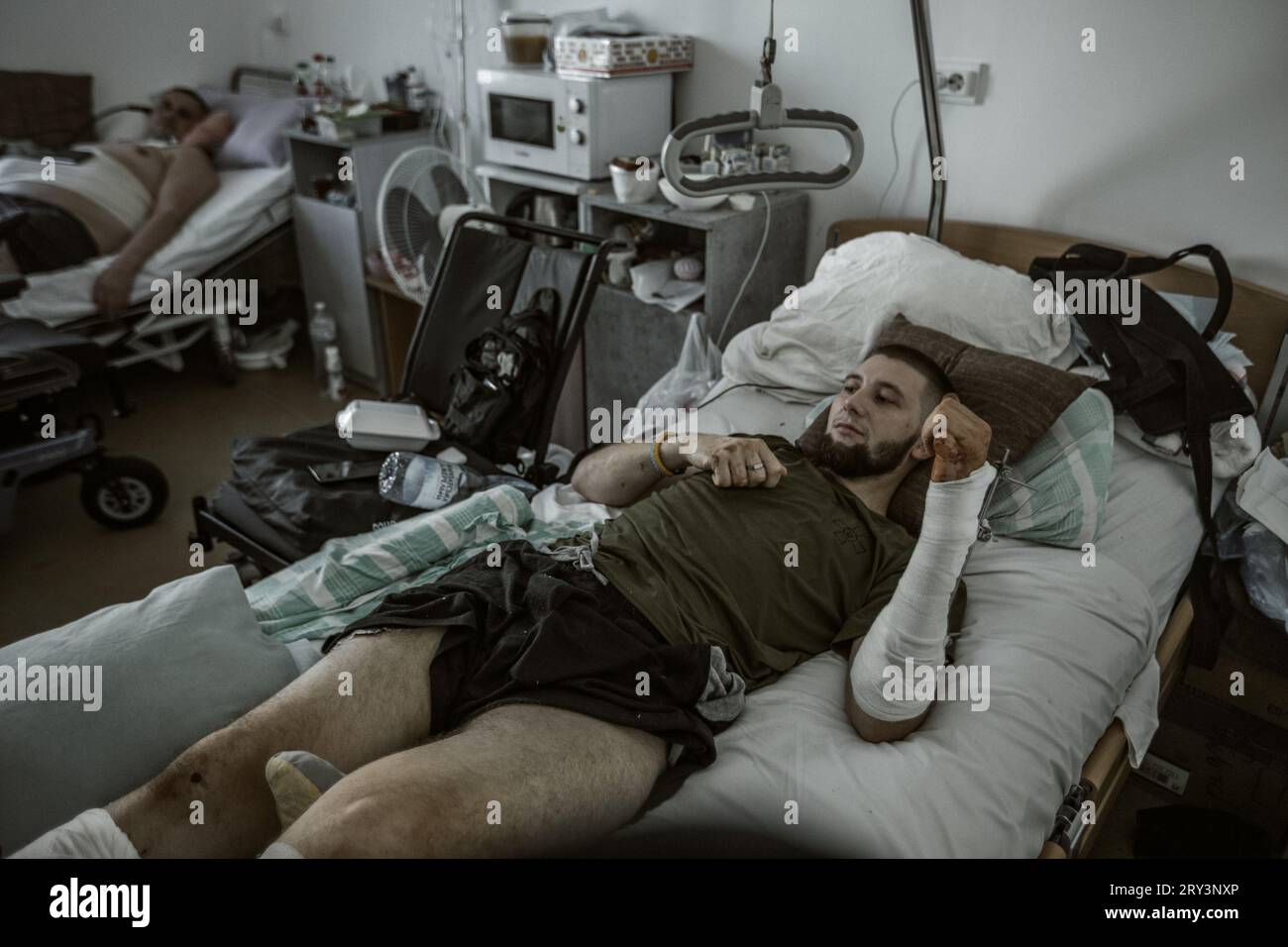 Lviv, Ukraine. September 2023 28. Pavel Owcharenko, 26 Jahre alt, ein ukrainischer Amputiersoldat, der während der ukrainischen Gegenoffensive in der Region Kupiyank verletzt wurde, liegt auf einem Bett im ungebrochenen Nationalen Rehabilitationszentrum in Lemberg, Westukraine. Quelle: SOPA Images Limited/Alamy Live News Stockfoto