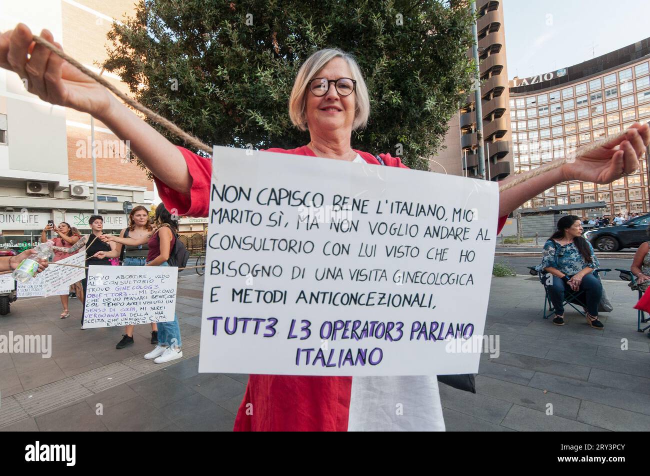 Rom, . September 2023 28. 28/09/23 Rom, Frauen in Protest vor dem Hauptquartier der Region Latium am internationalen Tag für sichere Abtreibung aus Protest gegen Kriegsdienstverweigerung, organisiert von der Bewegung Non Una Di Meno, PS: das Foto kann in Übereinstimmung mit dem Kontext, in dem es aufgenommen wurde, und ohne diffamierende Absicht der Dekoration der vertretenen Personen verwendet werden. Quelle: Unabhängige Fotoagentur/Alamy Live News Stockfoto