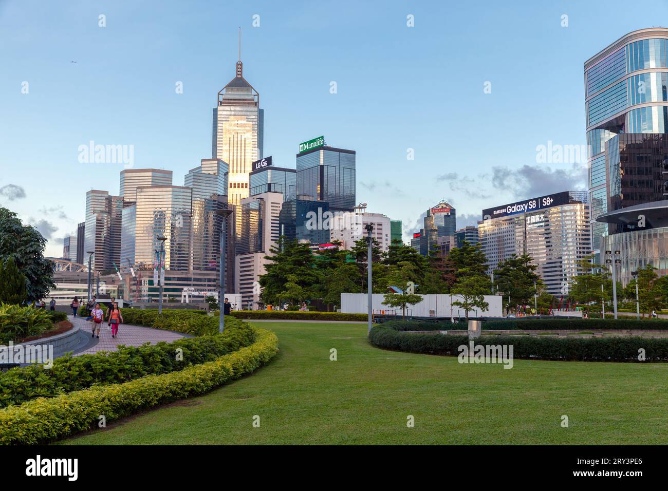 Hongkong - 15. Juli 2017: Straßenansicht der Stadt Hongkong, Stadtfoto in einem kleinen öffentlichen Park an einem Sommertag Stockfoto
