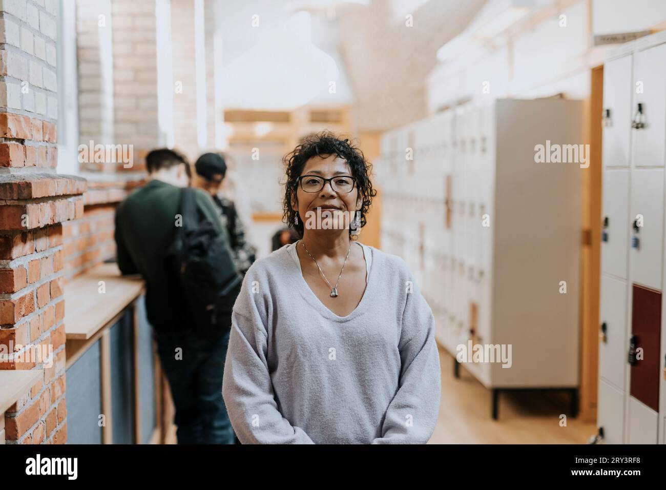 Porträt einer Reifen Lehrerin im Flur Stockfoto
