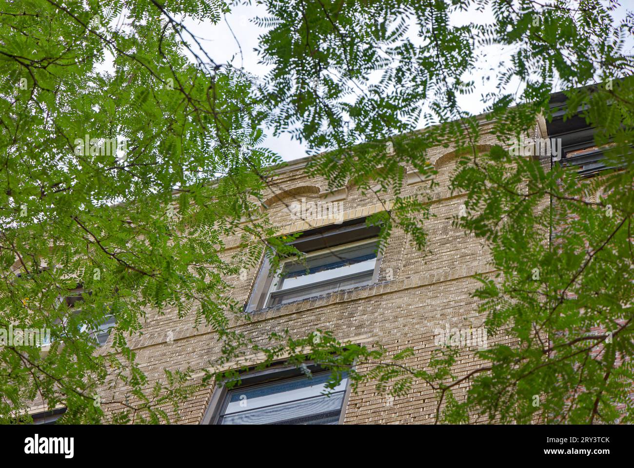 Das sechsstöckige Joesam Court aus beigefarbenem Backstein im Emery Roth-Design befindet sich in einer ruhigen Seitenstraße in Manhattanville. Stockfoto