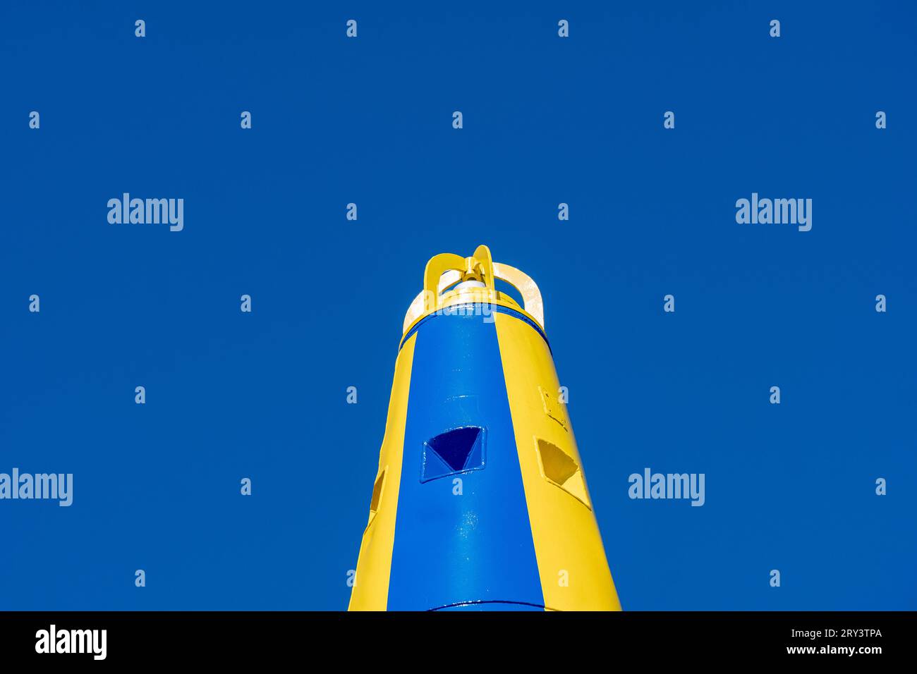 Große Boje für die Seeschifffahrt, die in blauen und gelben Farben der ukrainischen Flagge bemalt ist Stockfoto