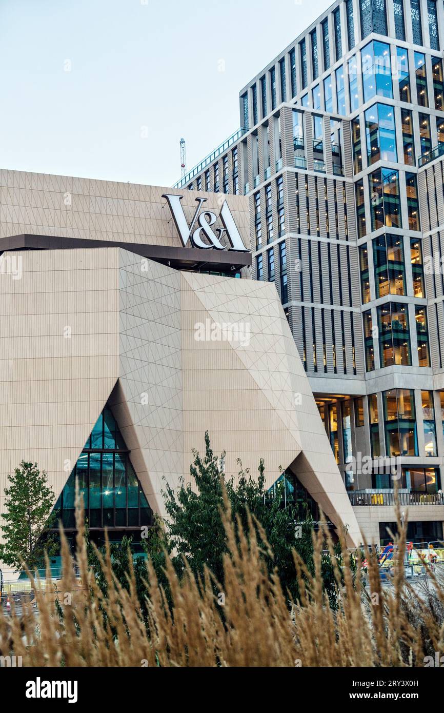 Das neue V&A East Museum befindet sich im Bau neben dem London College of Fashion Building in Stratford, London, England Stockfoto