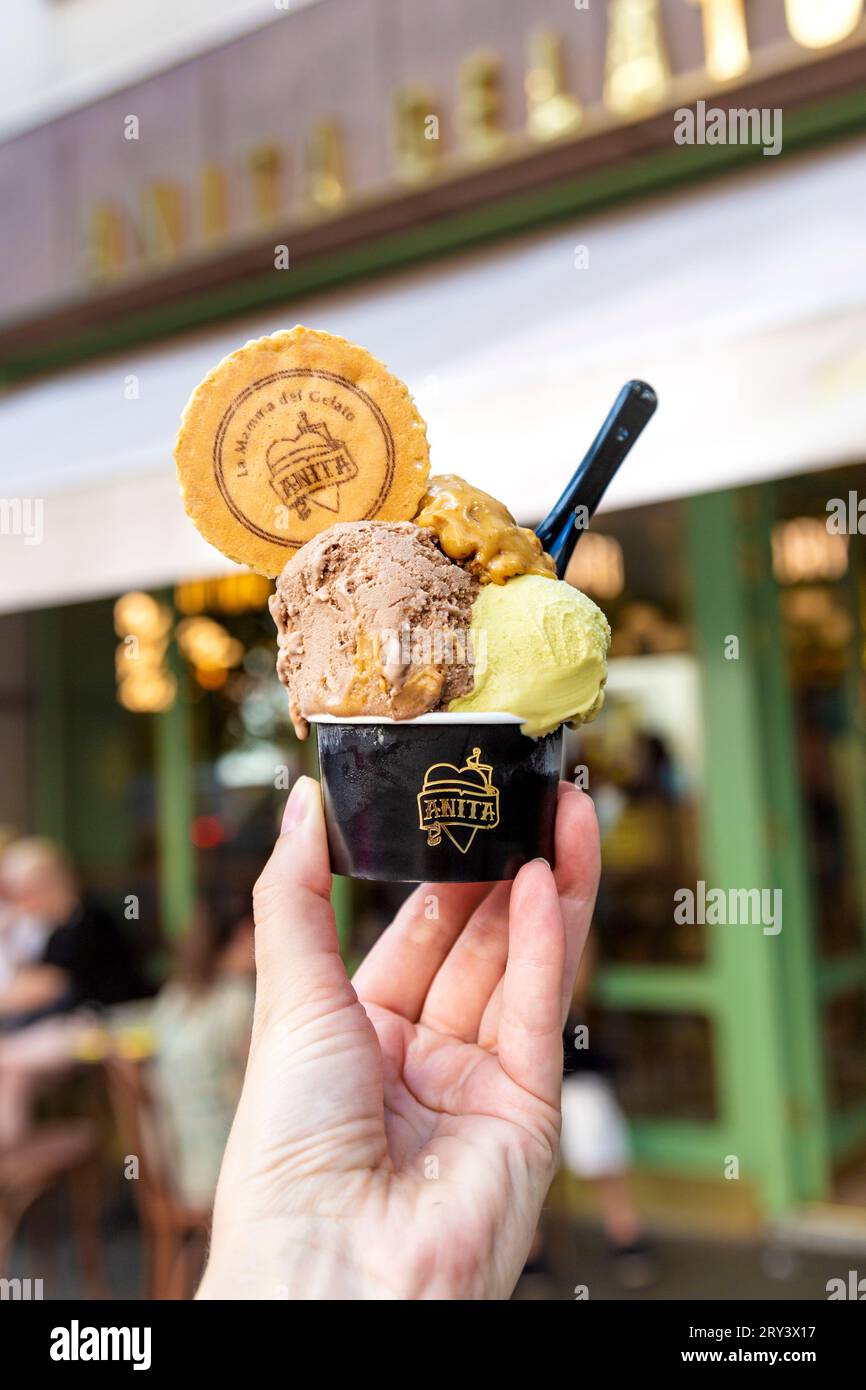 Milchbrezel und Pistazieneis im Anita Gelato in Covent Garden, London, England Stockfoto