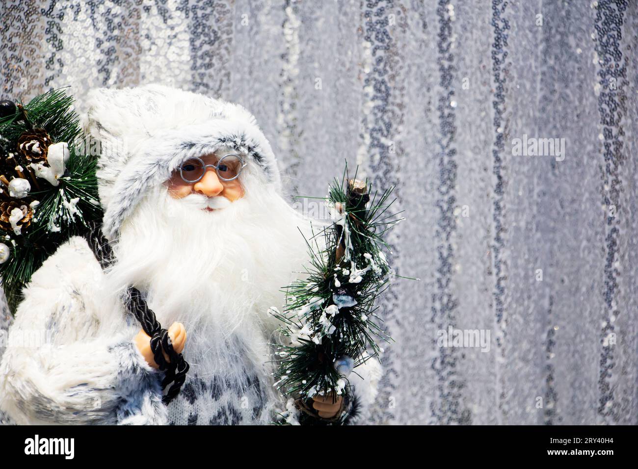Happy Santa Claus Puppe zu Weihnachten. Farbenfroher Bokeh-Hintergrund. Stockfoto