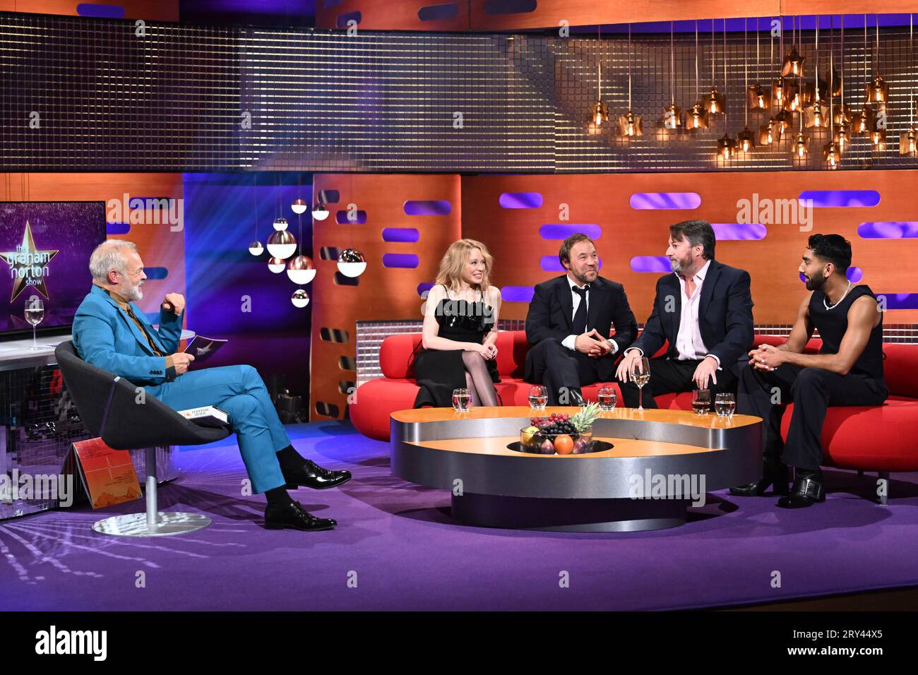 NUR FÜR DEN REDAKTIONELLEN GEBRAUCH (von links nach rechts) Host Graham Norton, Kylie Minogue, Stephen Graham, David Mitchell und Mawaan Rizwan während der Dreharbeiten für die Graham Norton Show im BBC Studioworks 6 Television Centre, Wood Lane, London, die am Freitagabend auf BBC One ausgestrahlt werden. Bilddatum: Donnerstag, 28. September 2023. Stockfoto