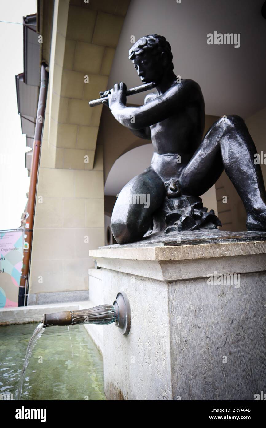 Menschenstatue und Brunnen in der Altstadt von Bern, Schweiz. Stockfoto
