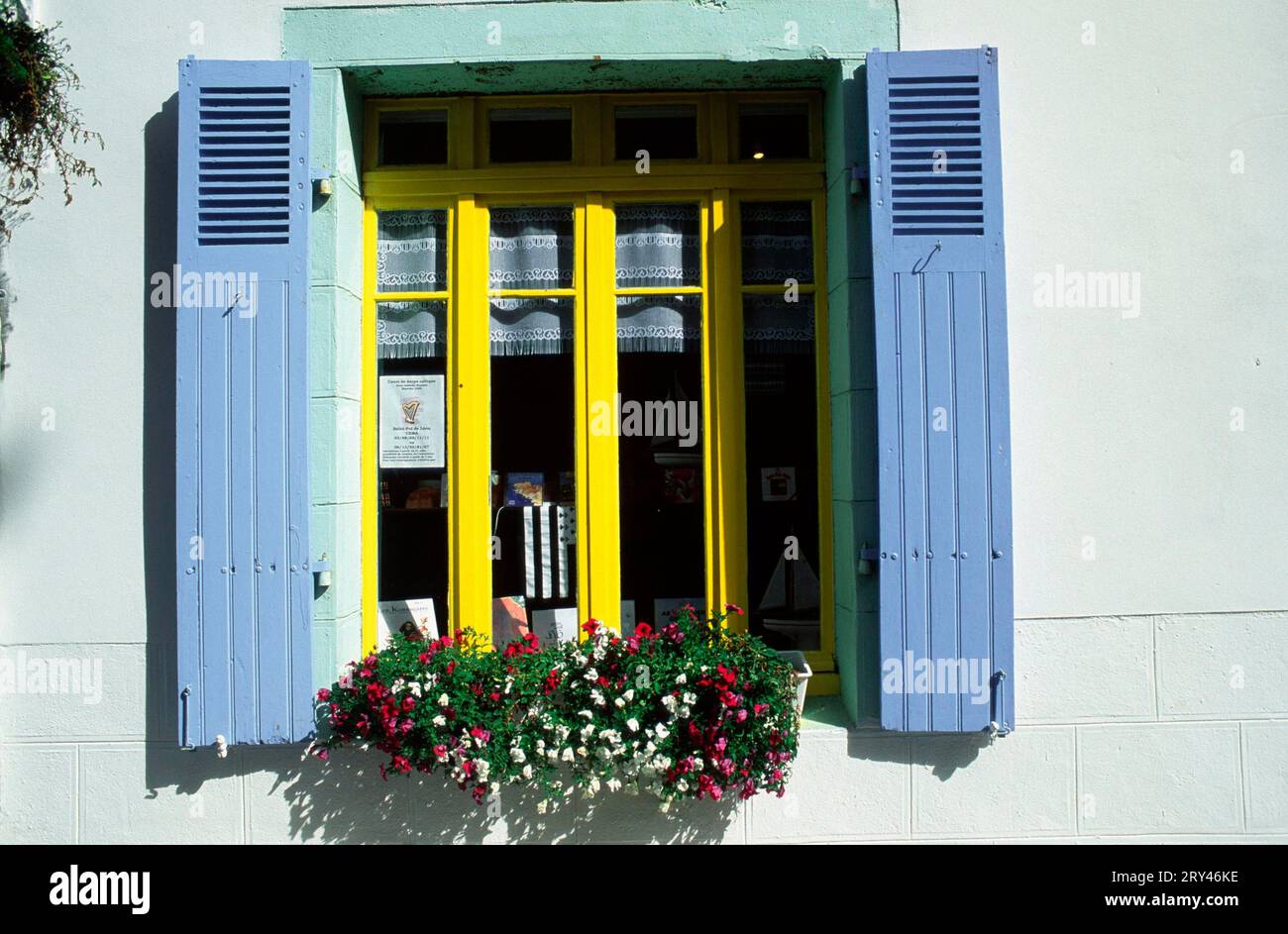 Fenster mit Blumendekoration, St.. Thegonnec, Bretagne, Frankreich, Fenster mit Blumendekoration, St. Thegonnec, Bretagne, Frankreich Stockfoto