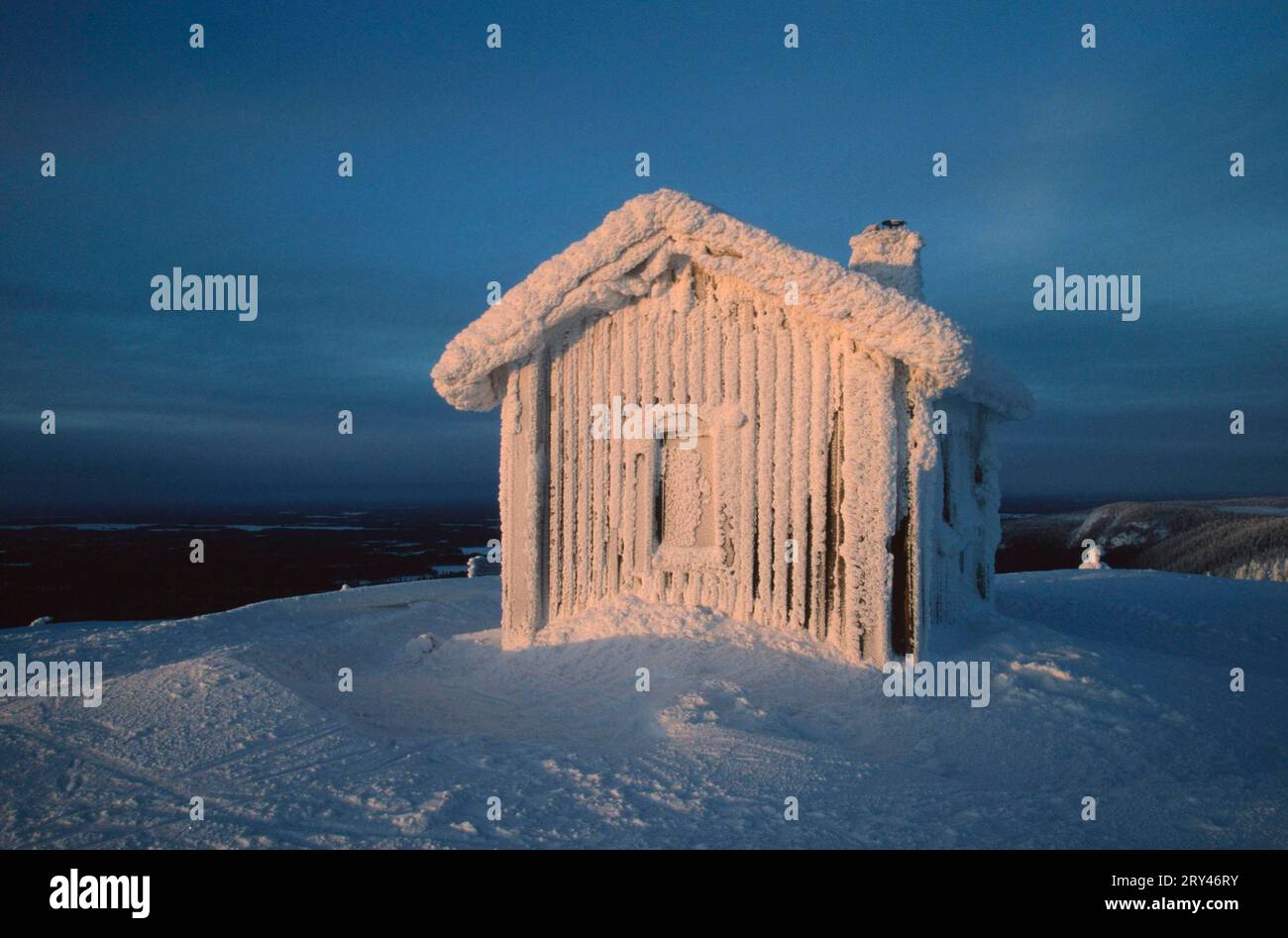 Schneebedeckte Hütte, Valtavaara, Ruka, Kuusamo, Finnland Stockfoto