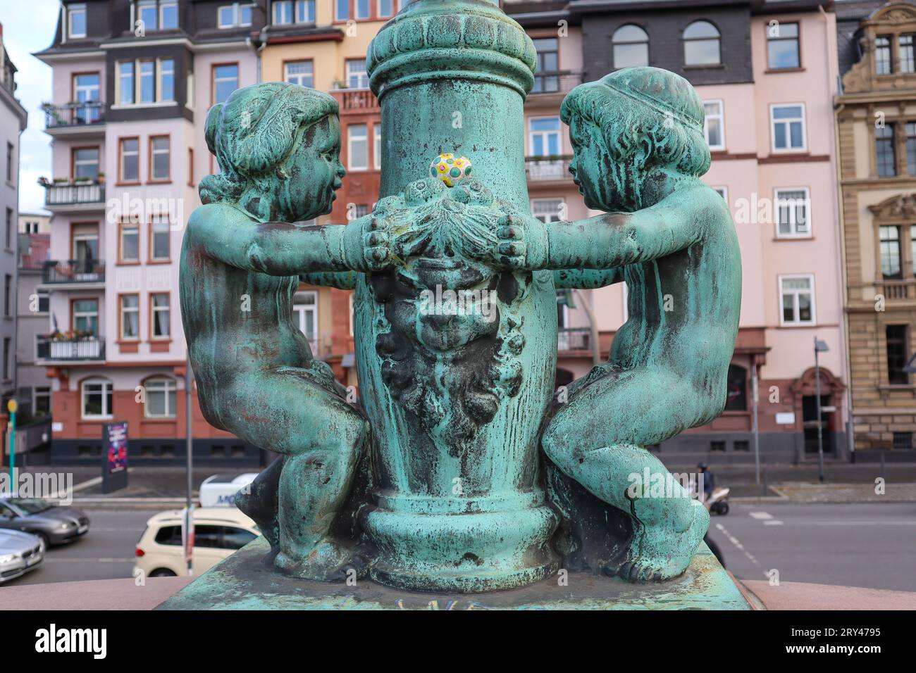 Frankfurt, Deutschland. Das Bild nahm zwei Bronzestatuen auf dem Eiserner Steg auf, der Eisernen Fußgängerbrücke. Stockfoto