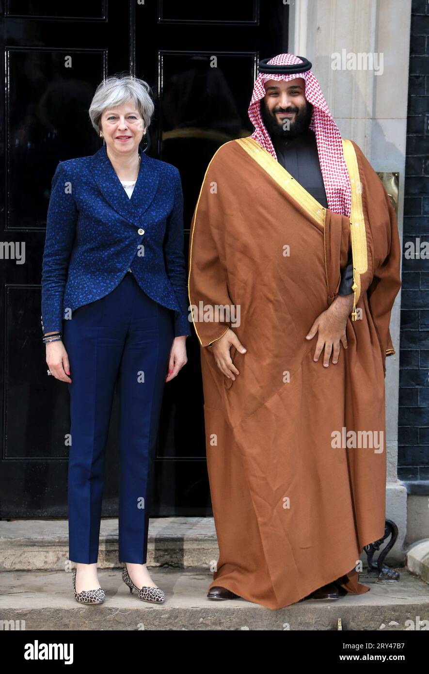 London, Großbritannien. März 2018. Die britische Premierministerin Theresa May begrüßt den saudischen Kronprinzen Mohammed bin Salman auf den Stufen der Downing Street 10 in London. (Credit Image: © Fred Duval/SOPA Images via ZUMA Press Wire) NUR REDAKTIONELLE VERWENDUNG! Nicht für kommerzielle ZWECKE! Stockfoto