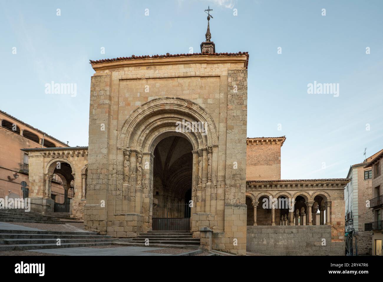 Fassade einer alten romanischen Kirche in der Stadt Segovia, Spanien Stockfoto