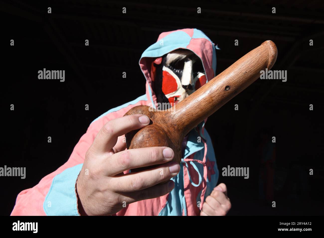 Ein als Botarga verkleideter Schwelger, der während des Botargas und