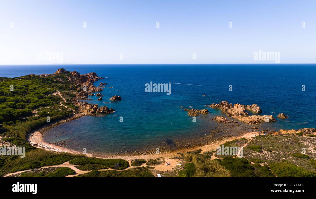 Der felsige und sandige Strand von Di Cala im Nordwesten Sardiniens. Drohnenfotos an einem sonnigen Tag. Ein sonniger Tag Ende September. Stockfoto