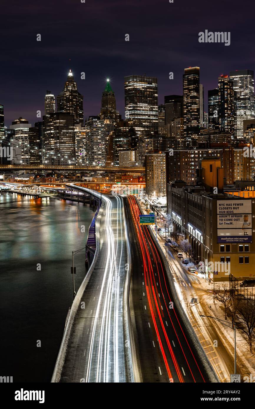 Autowege in einer kalten Winternacht in Manhattan Stockfoto