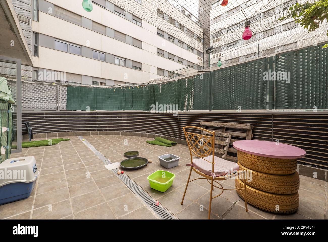 Terrasse eines Hauses im Erdgeschoss mit Glastüren Stockfoto