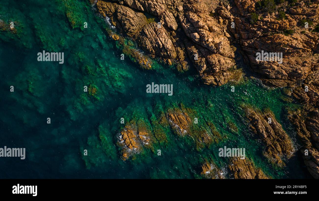 Die Küstenlinie im Nordwesten Sardiniens. Di Cala Beach in der Nähe von Canneddi. Fotos, die mit einer Drohne aufgenommen wurden. Ende September, Sardinien, Italien. Stockfoto