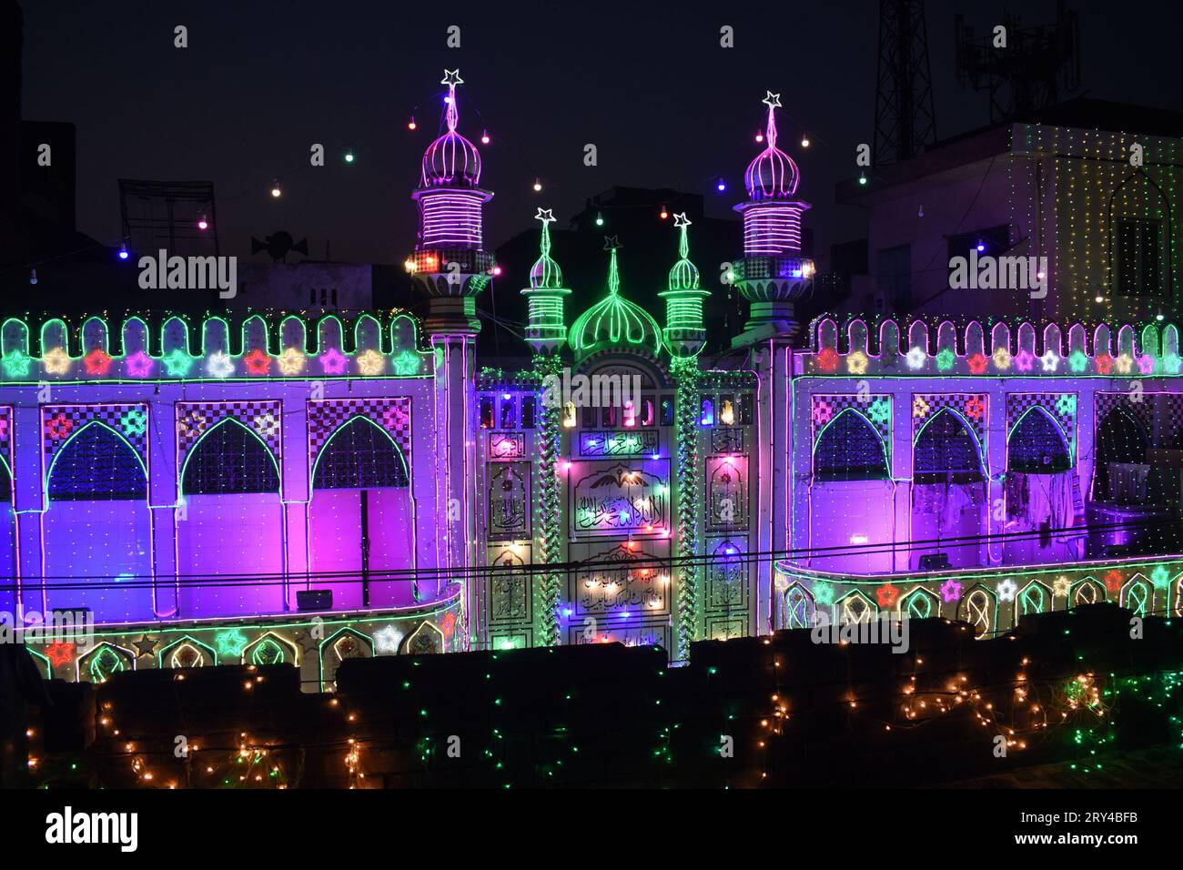 Lahore. September 2023 28. Das Foto, das am 28. September 2023 aufgenommen wurde, zeigt eine Moschee, die beleuchtet wurde, um Eid-e-Milad-un-Nabi, den Geburtstag des islamischen Propheten Mohammed, in Lahore, Pakistan, zu feiern. Quelle: Sajjad/Xinhua/Alamy Live News Stockfoto