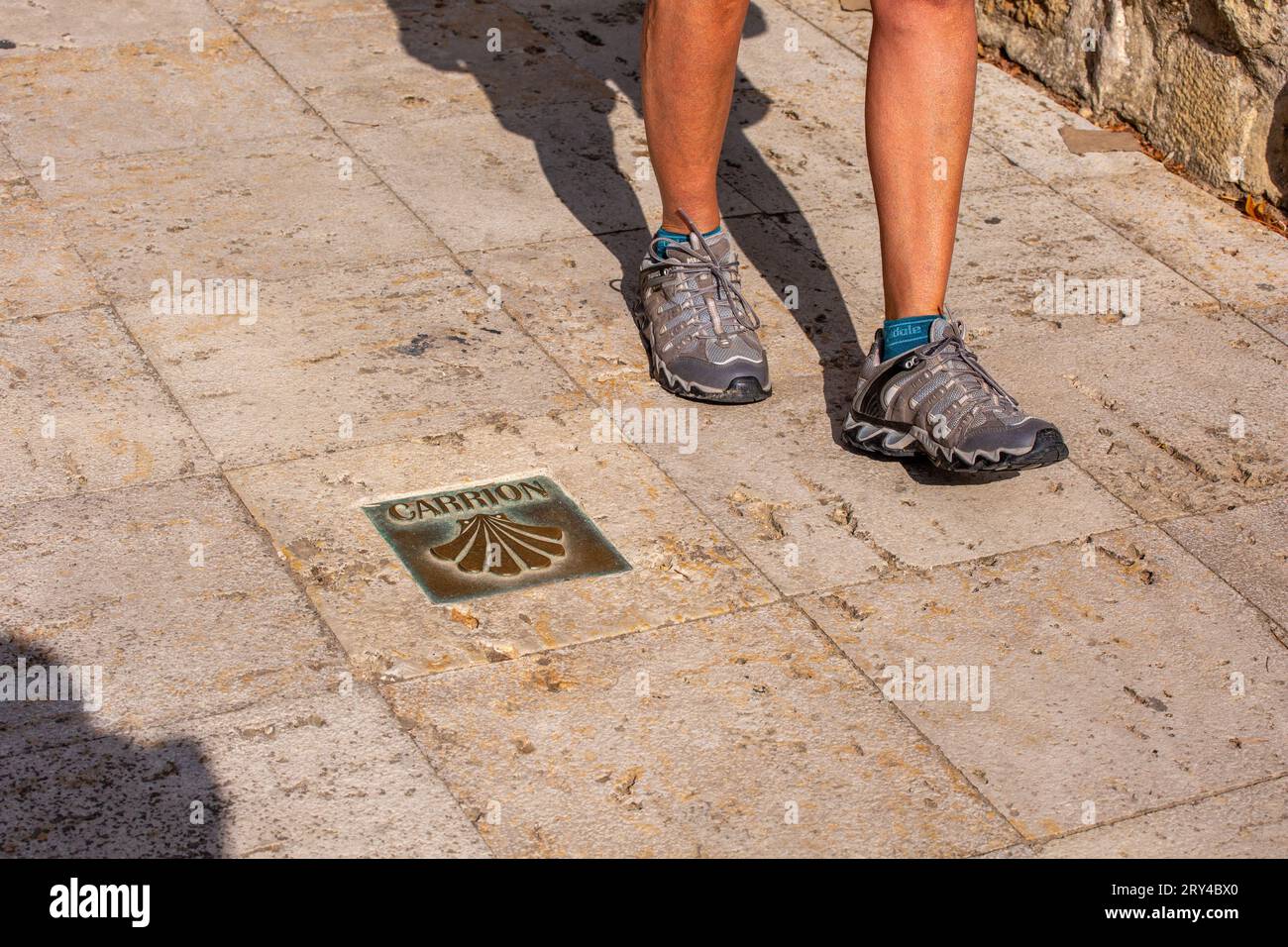 Frau, die den Jakobsweg durch die spanische Stadt Carrion, Spanien, führt Stockfoto
