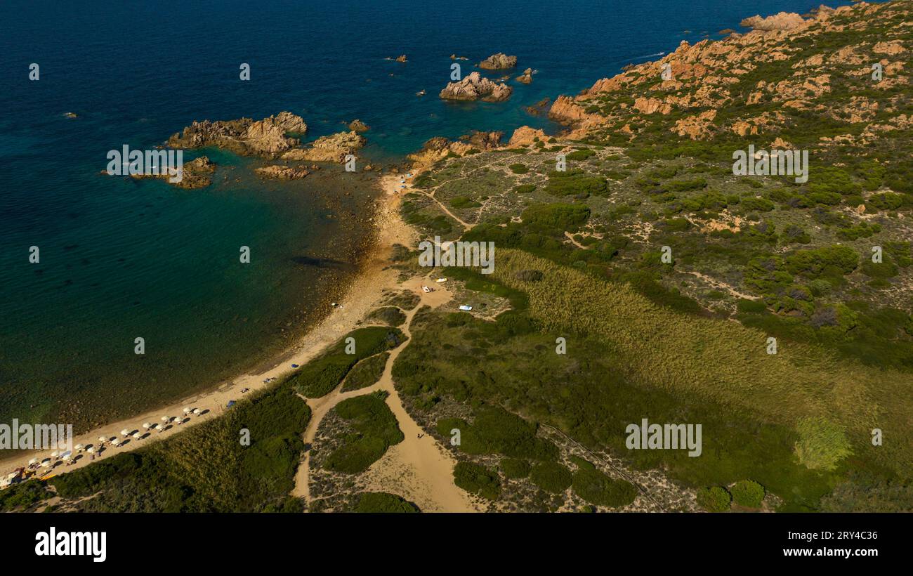 Der felsige und sandige Strand von Di Cala im Nordwesten Sardiniens. Drohnenfotos an einem sonnigen Tag. Ein sonniger Tag Ende September. Stockfoto