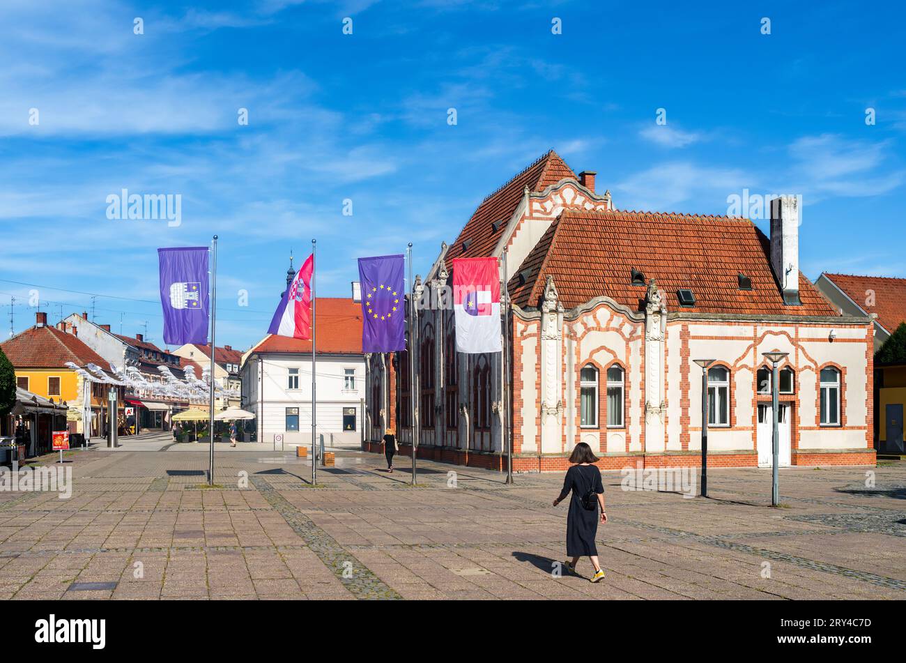 Cakovec, Kroatien - 14. Juli 2023: Wunderschönes historisches Gebäude des alten Kasinos - Architektur des Hauptplatzes von Cakovec, Region Medjimurje in Kroatien Stockfoto