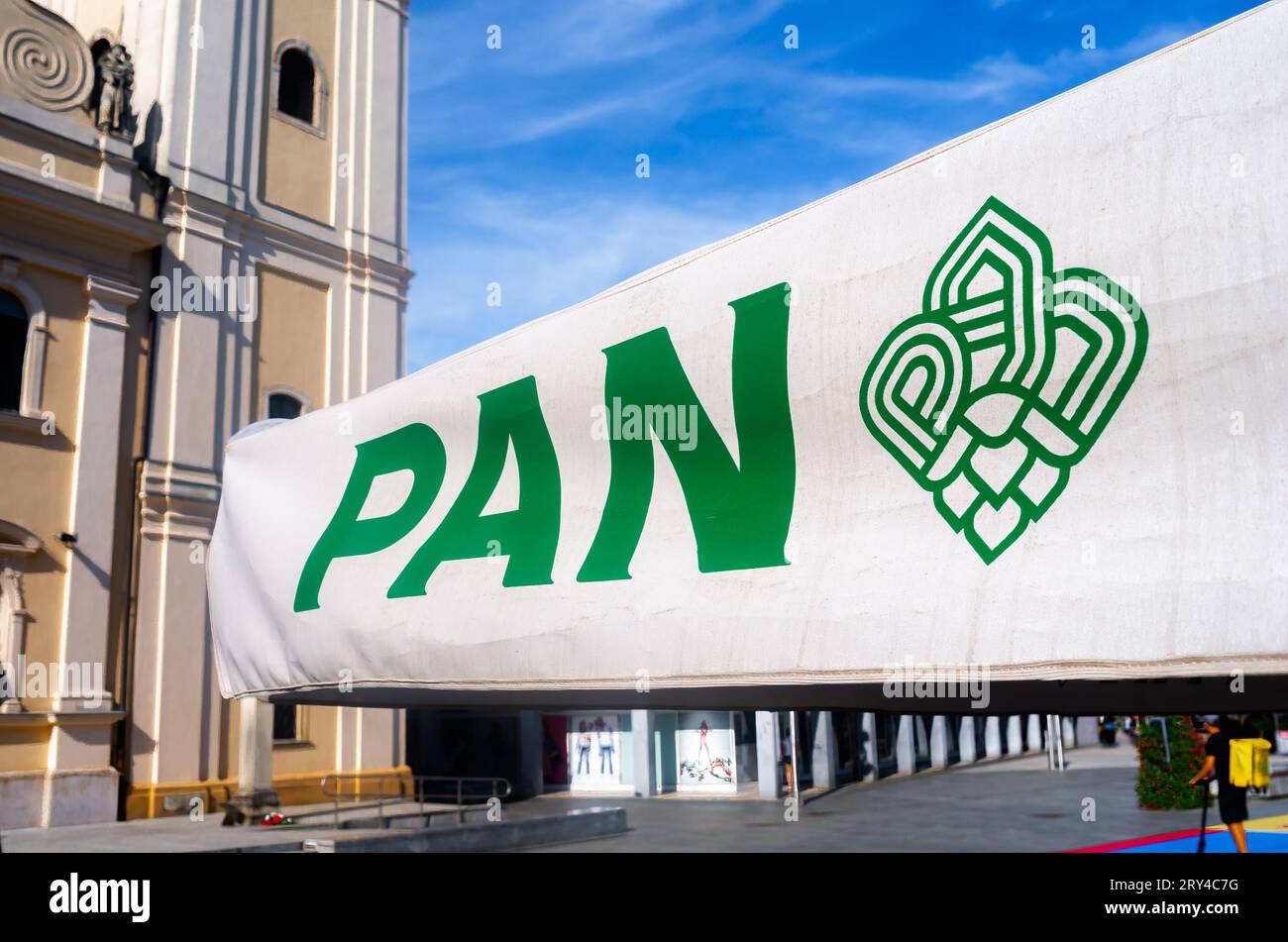 Cakovec, Kroatien - 14. Juli 2023: Pan ist eine Carlsberg-eigene Bierfirma, die verschiedene Biersorten auf dem Markt anbietet, darunter Lager, Light und Lemon Stockfoto