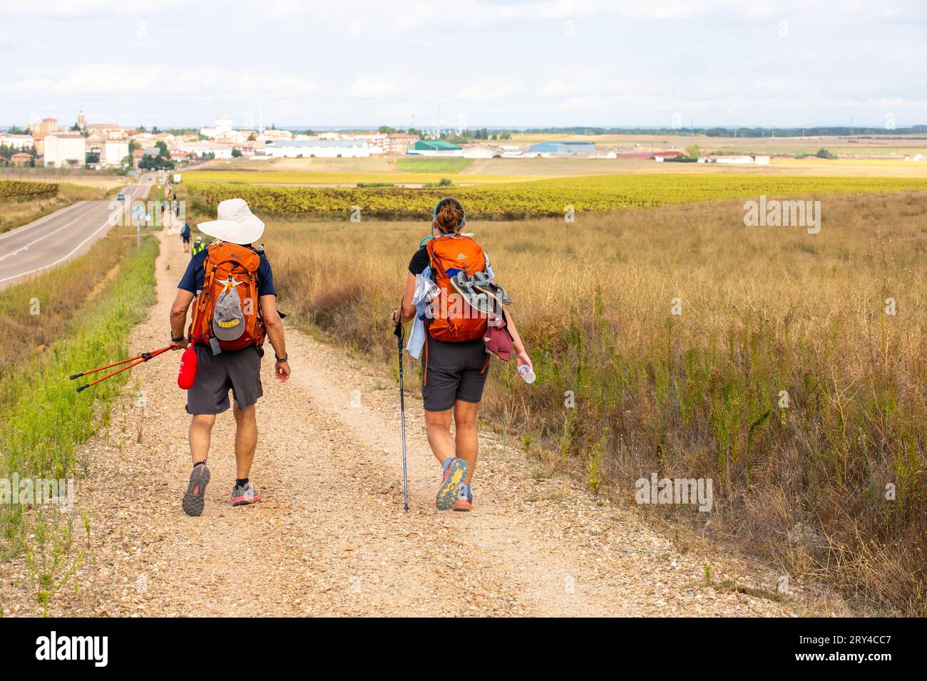 Pilger auf dem Jakobsweg, dem Jakobsweg, durch die spanische Landschaft zwischen Villalcazar und Carrion Spanien Stockfoto