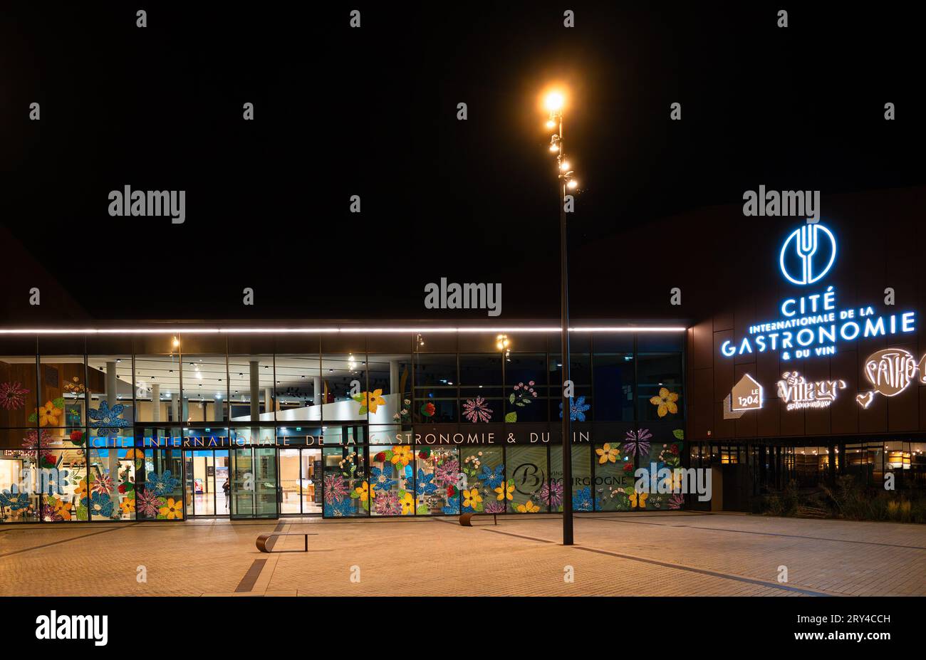 Dijon, Frankreich - 8. August 2023: Das Internationale Zentrum für Gastronomie und Wein im Stadtzentrum von Dijon ist ein Kulturprojekt rund um das Französenland Stockfoto