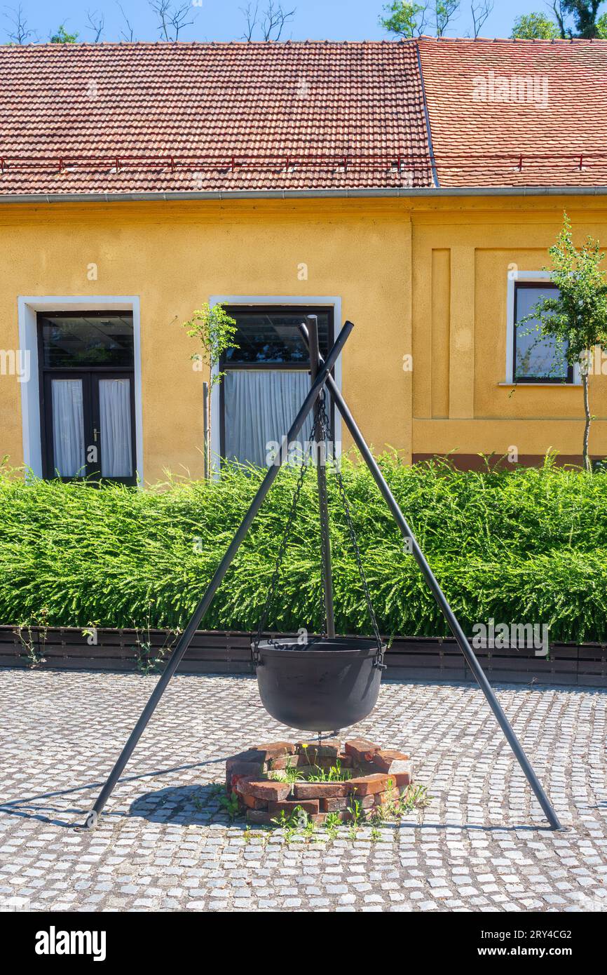 Outdoor-Kochtopf zum Kochen von Bograc am offenen Feuer Stockfoto