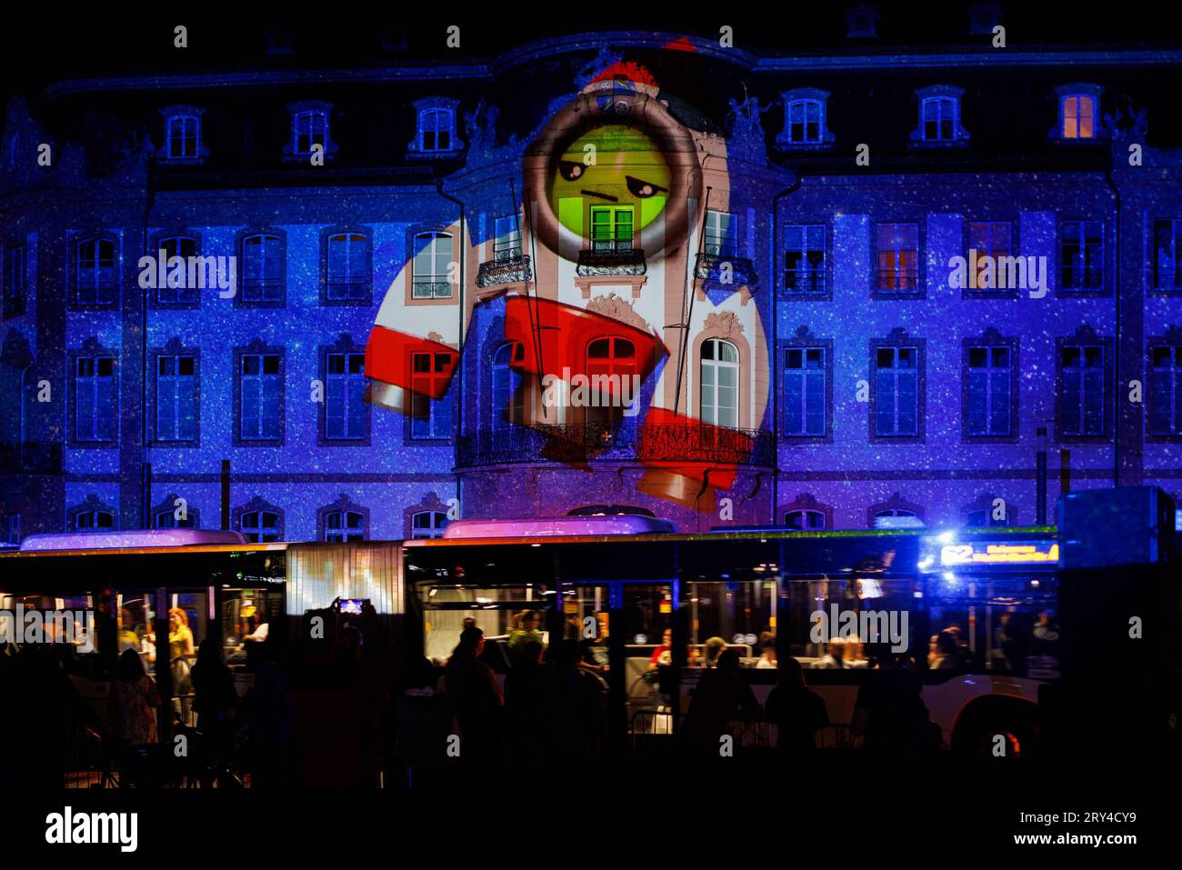 Mainz leuchtet das Late Light Festival, 28.09.2023 Besucher:innen bestaunen den Osteiner Hof am Schillerplatz ein Mainzer Stadtbus ueberquert den Schillerplatz vom 28. bis zum 30. September 2023 erstrahlt die Mainzer Innenstadt in besonderem Glanz. Von der Rheingoldhalle bis zum Schillerplatz werden mehrere Gebaeude illuminiert und kuenstlerisch in Szene gesetzt. Verschiedene Licht-Installationen und Video-Projektionen sogenannte Mappings lassen prominente Bauwerke wie den Dom St. Martin, das Staatstheater Mainz, den mainz STORE am Markt, das Rathausplateau/die Rheingoldhalle, das Deutsche Stockfoto